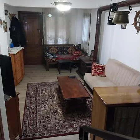Yenifoca Merkezde Tas Triplex. Feriehus