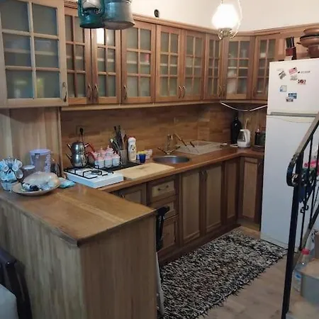 בית נופש Yenifoca Merkezde Tas Triplex. *