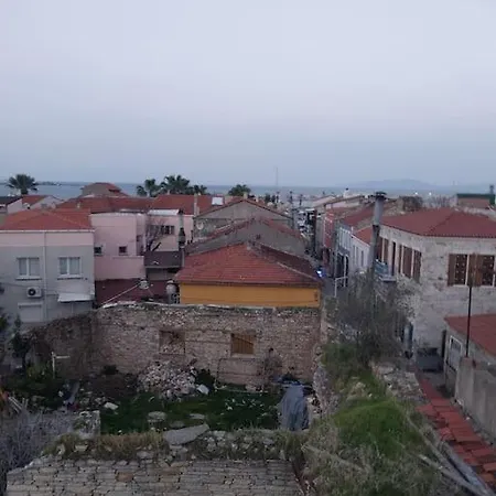Feriehus Yenifoca Merkezde Tas Triplex.