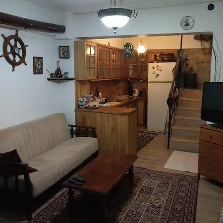 Yenifoca Merkezde Tas Triplex. بيت للعطل