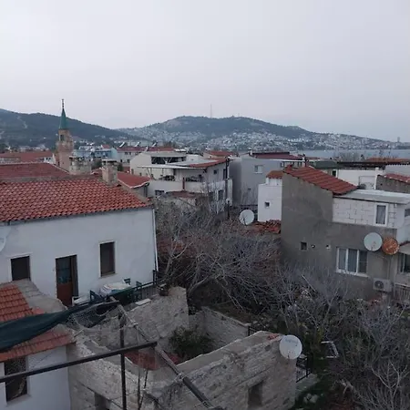 بيت للعطل Yenifoca Merkezde Tas Triplex. *